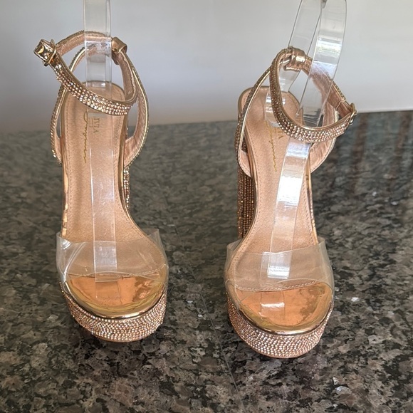 Olivia Ferguson Gold Chunky Platform Heels with Shimmering Straps 8 - Picture 4 of 16